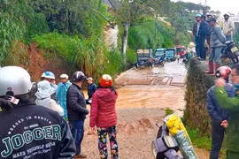 Đà Lạt: Tài xế và xe tải bị nước suối cuốn trôi