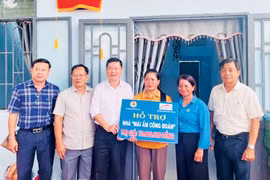 Chị Ksor H’Bloan (thứ 3 từ phải sang) được Tổng Công ty Địa ốc Sài Gòn-TNHH một thành viên hỗ trợ xây nhà “Mái ấm Công đoàn”. Ảnh: U.N