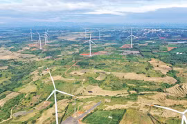 Các dự án điện gió đã góp phần tăng thu ngân sách cho huyện Chư Pưh. Ảnh: Q.T