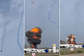 Pháp: Hai máy bay va chạm, phát nổ dữ dội