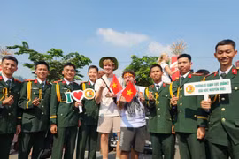 Khách Tây đội nón tai bèo, quấn khăn rằn hòa cùng không khí hào hùng 30/4