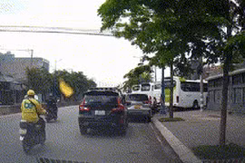 Thông tin mới vụ tài xế ô tô mở cửa hất văng xe máy, đòi 3 triệu đồng