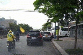 Thông tin mới vụ tài xế ô tô mở cửa hất văng xe máy, đòi 3 triệu đồng