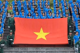 Xác lập Kỷ lục Việt Nam: 500 học sinh chào cờ tại Cột mốc Km0 - Đường Hồ Chí Minh