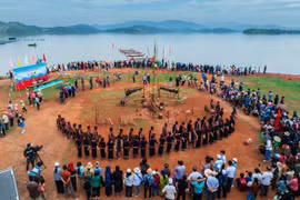 Hội đua thuyền độc mộc trên sông Pô Cô tranh cúp A Sanh diễn ra vô cùng hấp dẫn. Ảnh: PHẠM QUÝ