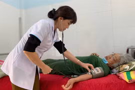 Chất lượng khám-chữa bệnh, chăm sóc sức khỏe cho người dân trên địa bàn tỉnh ngày càng được nâng cao. Ảnh: N.Y