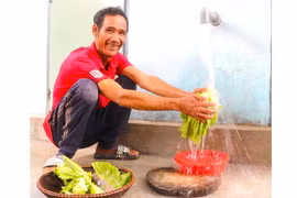 Anh Đinh Bưng (làng Nhoi, xã Tú An) phấn khởi khi được dùng nước sạch. Ảnh: A.P