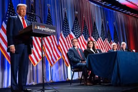 Ông Donald Trump tuyên bố sẽ áp thuế nặng đối với hàng hóa nhập khẩu từ nhiều quốc gia. Ảnh New York Times