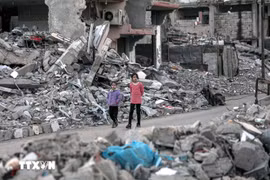 Khung cảnh đổ nát sau các cuộc không kích của Israel xuống Dải Gaza, ngày 30-11. Ảnh: THX/TTXVN