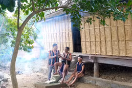 Nghệ nhân Đing Grêng (giữa) luôn mang theo niềm tự hào là con cháu của Anh hùng Núp. Ảnh: H.N