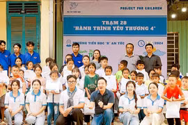 Chàng trai trẻ với dự án 'Cho em'