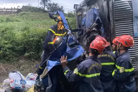 Tông vào đuôi xe tải, tài xế và phụ xe ở Phú Yên chết tại chỗ