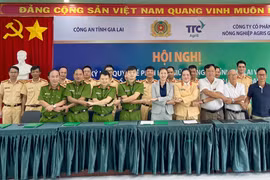 Phòng Cảnh sát giao thông; Công an thị xã Ayun Pa; Công an các huyện Krông Pa, Phú Thiện, Ia Pa, Chư Sê; Đại diện Ban Giám đốc Công ty cổ phần nông nghiệp Agris Gia Lai và một số doanh nghiệp kinh doanh vận tải mía ký kết quy chế phối hợp trong đảm bảo trật tự an toàn giao thông. Ảnh: N.H