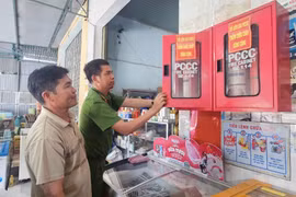 Cán bộ Công an xã Tơ Tung kiểm tra điểm chữa cháy công cộng tại làng Nam Cao. Ảnh: R.H