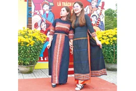 Đưa họa tiết thổ cẩm lên tà áo dài