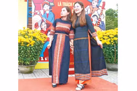 Đưa họa tiết thổ cẩm lên tà áo dài