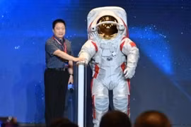 Trung Quốc ra mắt trang phục đặc biệt cho phi hành gia lên Mặt trăng
