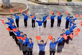 Giới trẻ Đắk Lắk xếp hình trái tim, lan tỏa niềm tự hào dân tộc