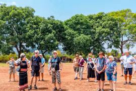 Khi làng thiếu người kể chuyện cho du khách quốc tế