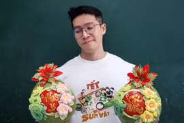 Chàng trai trang trí hoa làm từ đất sét lên trái dừa chưng tết