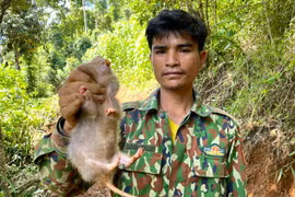 Người dân làng Kon Ktonh chuẩn bị vật lễ trước khi thực hiện các phần nghi lễ Tết ăn con dúi của cộng đồng làng. Ảnh: M.N