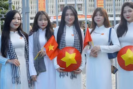 Cận kề 30.4, dòng người tranh thủ check-in với những view '50 năm mới có 1 lần'