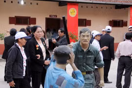 Các cựu tù nhân thăm nơi chốn ngày xưa kẻ thù từng giam cầm, tra tấn họ