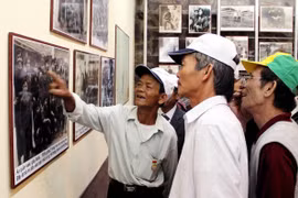 Các cựu tù nhân xem lại những bức hình thời họ bị địch giam cầm