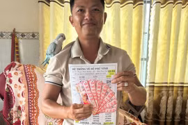 Tiếp tục có người trúng 7 tờ vé số độc đắc, nhận tiền mặt để 'dễ chia'