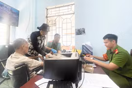 Công an phường Diên Hồng: Nỗ lực phục vụ người dân làm căn cước và định danh điện tử