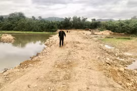 Ông Đặng Văn Dũng (buôn Chính Hòa, xã Ia Mláh) tự ý làm con đường đất rộng khoảng 4-5 m chắn ngang qua suối Ia Mláh. Ảnh: G.H