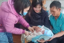 Bé trai gần 1 tháng tuổi bị bỏ rơi giữa trời lạnh