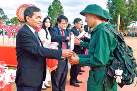 Bí thư Tỉnh ủy Hồ Văn Niên tặng hoa chúc mừng các tân binh. Ảnh: Đức Thụy