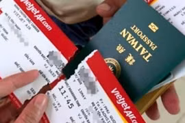 Vụ nữ du khách bị xé thẻ lên máy bay: Đình chỉ công tác cán bộ công an cửa khẩu