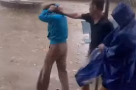 Tạm giữ phụ huynh xông vào trường hành hung nữ giáo viên