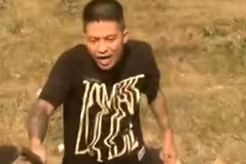 CLIP: 2 xe ben đậu giữa đường, tài xế dùng dao rựa đập phá xe đối thủ