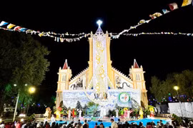 Hàng nghìn người đổ về nhà thờ gỗ đẹp nhất Tây Nguyên