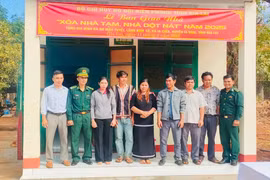 Đại diện Đồn Biên phòng Ia Chía và chính quyền địa phương bàn giao nhà cho gia đình chị Rơ Mah Tuyết (ở giữa, làng Kom Yố, xã Ia Chía, huyện Ia Grai). Ảnh: O.R