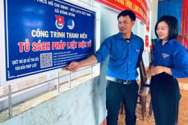 Chị Lê Thị Luyên trao đổi với anh Đinh Klet-Bí thư Chi Đoàn làng Dơ Nông Ó về mô hình tủ sách pháp luật điện tử của Đoàn xã Kông Htok. Ảnh: R.H