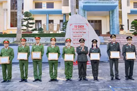 Thiếu tướng Rah Lan Lâm - Ủy viên BTV Tỉnh ủy, Bí thư Đảng ủy, Giám đốc Công an tỉnh trao Giấy khen cho các tập thể, cá nhân có thành tích xuất sắc trong các mặt công tác. Ảnh: Nông Hòa