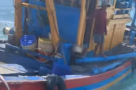 Nhiều tàu giã cào vây, tông tàu cá ngư dân ở Bình Định