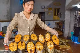 Cá nướng, món 'quà quê' hút khách ngày Tết