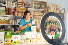 Chị Phạm Thị Bình (xã Ia Vê, huyện Chư Prông) livestream bán hàng trên mạng xã hội. Ảnh: T.D