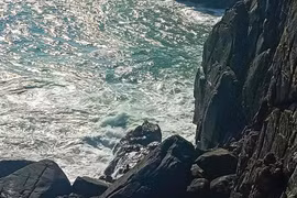 Quảng Ngãi: Hai phụ nữ đi cạo rong mứt bị sóng đánh tử vong và mất tích