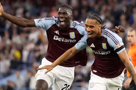 Man United thất thủ tại Stamford Bridge, Tottenham trắng tay trước Aston Villa