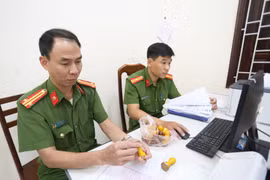 Lực lượng Công an kiểm tra con dấu trước khi cấp cho các tổ chức. Ảnh: V.N