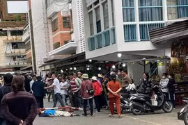 Nhảy từ cầu thang chợ Đà Lạt xuống đường, một người bị thương nặng