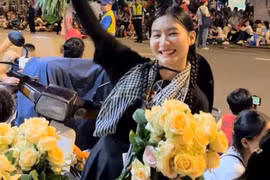 Cô gái tặng 200 bông hồng cho thành viên các khối diễu binh