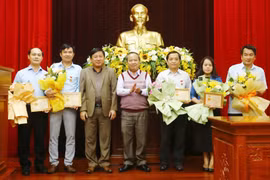 Phó Bí thư Thường trực Tỉnh ủy, Trưởng đoàn đại biểu Quốc hội tỉnh Châu Ngọc Tuấn (ở giữa) trao Kỷ niệm chương “Vì sự nghiệp kiểm tra của Đảng” của Ủy ban Kiểm tra Trung ương cho cán bộ, đảng viên có nhiều đóng góp vào sự nghiệp kiểm tra của Đảng. Ảnh: Đăng Vũ