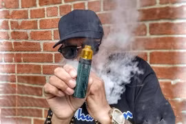 Hút thuốc lá điện tử bị phạt tới 5 triệu đồng